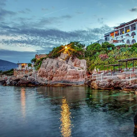 El Faro & Hotel 4*